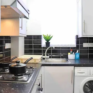 https://contemporary-stylish-house-free-parking.yorkshirehotels.net